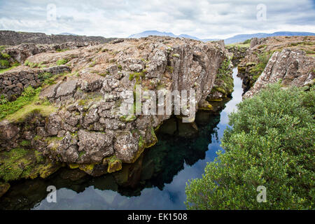 Su una mensola che si affaccia Thingvellir National Park e la piscina con acqua Foto Stock