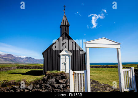 Chiesa con nero esterno in legno in Budir Islanda sulla penisola Snaefellsnes Foto Stock