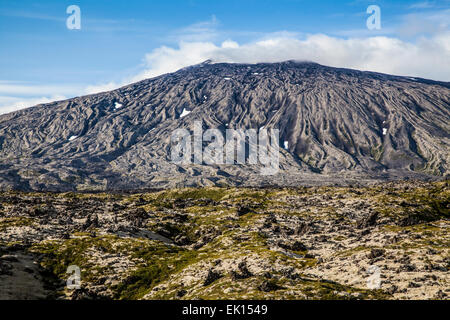 Resti di lava vulcanica con flusso di sabbia e di erba in una lava vulcanica campo sulla penisola Snaefellsnes in Islanda. Foto Stock