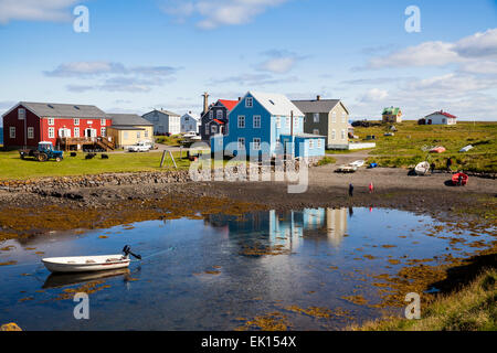 Piccola barca in un ingresso su isola di Flatey Breidafjordur in Islanda. Foto Stock