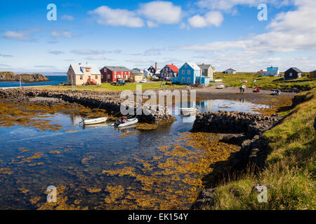 Piccole imbarcazioni in un ingresso su isola di Flatey Breidafjordur in Islanda. Foto Stock