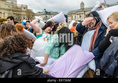 Un cuscino lotta in Trafalgar Square è un evento annuale organizzato dalla locale focale, un gruppo che mira a promuovere la positiva azione sociale nella Comunità. Cuscino combattimenti a Londra Foto Stock