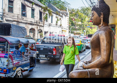 Un big Buddha contempla il traffico nel centro storico della città di Bangkok Foto Stock