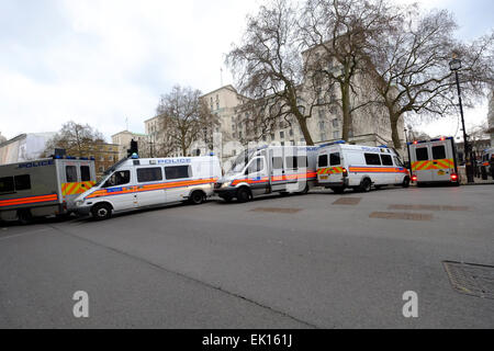 Londra, Regno Unito. Il 4 aprile, 2015. Manifestanti contro Pegida buttato fuochi d'artificio e impegnato in tafferugli con la polizia Credito: Rachel Megawhat/Alamy Live News Foto Stock