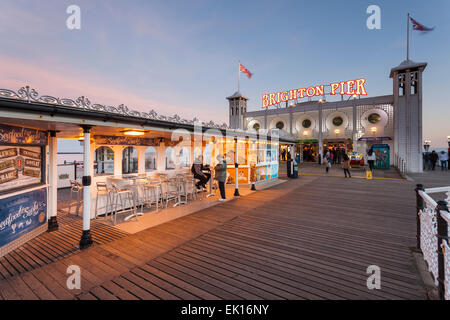 Serata sul molo di Brighton, East Sussex, Inghilterra. Foto Stock