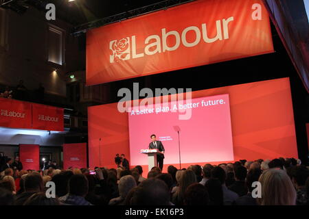 Warrington, Inghilterra. Il 4 aprile, 2015. Leader laburista Ed Miliband risolve un comizio elettorale tenuto a Warrington Parr Hall con gli oratori ospiti Sally Lindsay, Ben Elton e Eddie Izzard. Credito: Simon Newbury/Alamy Live News Foto Stock