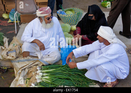 Bedu (Beduino) persone al mercato di Sinaw, Oman Foto Stock