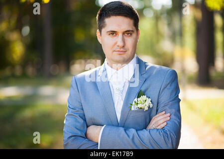 Ritratto di bel giovane. groom pronto per la celebrazione dei matrimoni e in attesa di sposa Foto Stock