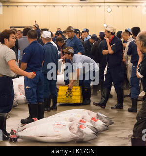 Asta di tonno al mercato Tsukiji, Tokyo, Giappone Foto Stock