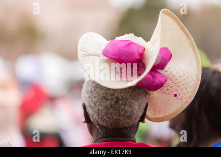 Charleston, Carolina del Sud, Stati Uniti d'America. 04 apr, 2015. Una donna anziana nella sua Pasqua raffinatezze durante l annuale Hat onorevoli Pasqua raduno di Marion Square Aprile 4, 2015 in Charleston, Sc. Il gruppo rispetta la tradizione di indossare cappelli e passeggiate attraverso il quartiere storico. Credito: Planetpix/Alamy Live News Foto Stock