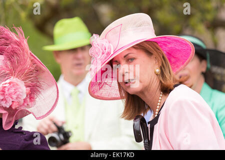 Charleston, Carolina del Sud, Stati Uniti d'America. 04 apr, 2015. Le donne nella loro Pasqua raffinatezze durante l annuale Hat onorevoli Pasqua raduno di Marion Square Aprile 4, 2015 in Charleston, Sc. Il gruppo rispetta la tradizione di indossare cappelli e passeggiate attraverso il quartiere storico. Credito: Planetpix/Alamy Live News Foto Stock