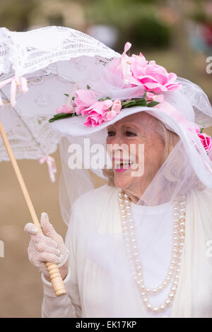 Charleston, Carolina del Sud, Stati Uniti d'America. 04 apr, 2015. Una donna anziana nella sua Pasqua raffinatezze durante l annuale Hat onorevoli Pasqua raduno di Marion Square Aprile 4, 2015 in Charleston, Sc. Il gruppo rispetta la tradizione di indossare cappelli e passeggiate attraverso il quartiere storico. Credito: Planetpix/Alamy Live News Foto Stock