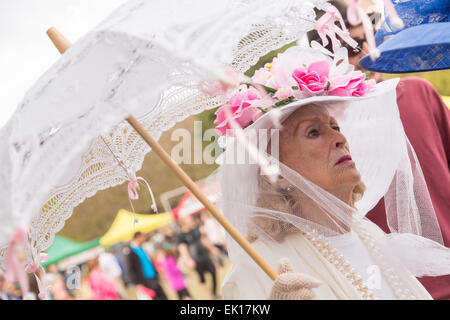 Charleston, Carolina del Sud, Stati Uniti d'America. 04 apr, 2015. Una donna anziana nella sua Pasqua raffinatezze durante l annuale Hat onorevoli Pasqua raduno di Marion Square Aprile 4, 2015 in Charleston, Sc. Il gruppo rispetta la tradizione di indossare cappelli e passeggiate attraverso il quartiere storico. Credito: Planetpix/Alamy Live News Foto Stock