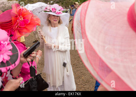 Charleston, Carolina del Sud, Stati Uniti d'America. 04 apr, 2015. Charlestonians nel loro Pasqua raffinatezze durante l annuale Hat onorevoli Pasqua raduno di Marion Square Aprile 4, 2015 in Charleston, Sc. Il gruppo rispetta la tradizione di indossare cappelli e passeggiate attraverso il quartiere storico. Credito: Planetpix/Alamy Live News Foto Stock