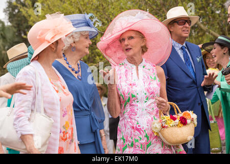 Charleston, Carolina del Sud, Stati Uniti d'America. 04 apr, 2015. Charlestonians nel loro Pasqua raffinatezze durante l annuale Hat onorevoli Pasqua raduno di Marion Square Aprile 4, 2015 in Charleston, Sc. Il gruppo rispetta la tradizione di indossare cappelli e passeggiate attraverso il quartiere storico. Credito: Planetpix/Alamy Live News Foto Stock