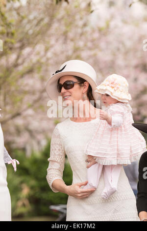 Charleston, Carolina del Sud, Stati Uniti d'America. 04 apr, 2015. Charlestonians nel loro Pasqua raffinatezze durante l annuale Hat onorevoli Pasqua raduno di Marion Square Aprile 4, 2015 in Charleston, Sc. Il gruppo rispetta la tradizione di indossare cappelli e passeggiate attraverso il quartiere storico. Credito: Planetpix/Alamy Live News Foto Stock