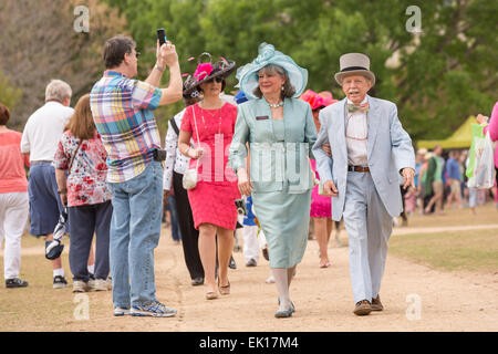 Charleston, Carolina del Sud, Stati Uniti d'America. 04 apr, 2015. Charlestonians nel loro Pasqua raffinatezze durante l annuale Hat onorevoli Pasqua Promenade di Marion Square Aprile 4, 2015 in Charleston, Sc. Il gruppo rispetta la tradizione di indossare cappelli e passeggiate attraverso il quartiere storico. Credito: Planetpix/Alamy Live News Foto Stock