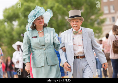 Charleston, Carolina del Sud, Stati Uniti d'America. 04 apr, 2015. Charlestonians nel loro Pasqua raffinatezze durante l annuale Hat onorevoli Pasqua Promenade di Marion Square Aprile 4, 2015 in Charleston, Sc. Il gruppo rispetta la tradizione di indossare cappelli e passeggiate attraverso il quartiere storico. Credito: Planetpix/Alamy Live News Foto Stock