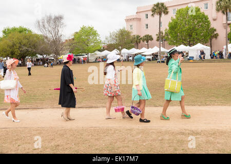 Charleston, Carolina del Sud, Stati Uniti d'America. 04 apr, 2015. Charlestonians nel loro Pasqua raffinatezze durante l annuale Hat onorevoli Pasqua Promenade di Marion Square Aprile 4, 2015 in Charleston, Sc. Il gruppo rispetta la tradizione di indossare cappelli e passeggiate attraverso il quartiere storico. Credito: Planetpix/Alamy Live News Foto Stock