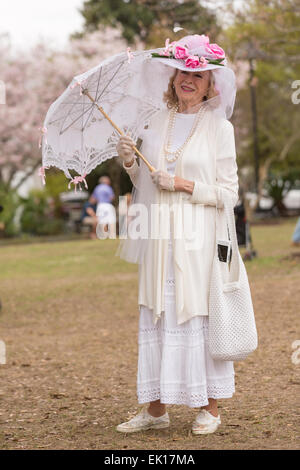 Charleston, Carolina del Sud, Stati Uniti d'America. 04 apr, 2015. Una donna anziana nella sua Pasqua raffinatezze durante l annuale Hat onorevoli Pasqua raduno di Marion Square Aprile 4, 2015 in Charleston, Sc. Il gruppo rispetta la tradizione di indossare cappelli e passeggiate attraverso il quartiere storico. Credito: Planetpix/Alamy Live News Foto Stock