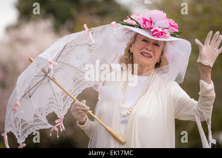 Charleston, Carolina del Sud, Stati Uniti d'America. 04 apr, 2015. Un anziano Charlestonian nella sua Pasqua raffinatezze durante l annuale Hat onorevoli Pasqua Promenade di Marion Square Aprile 4, 2015 in Charleston, Sc. Il gruppo rispetta la tradizione di indossare cappelli e passeggiate attraverso il quartiere storico. Credito: Planetpix/Alamy Live News Foto Stock