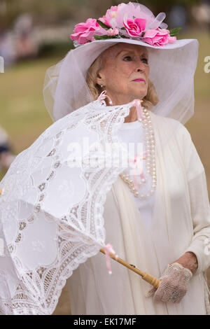 Charleston, Carolina del Sud, Stati Uniti d'America. 04 apr, 2015. Un anziano Charlestonian nella sua Pasqua raffinatezze durante l annuale Hat onorevoli Pasqua Promenade di Marion Square Aprile 4, 2015 in Charleston, Sc. Il gruppo rispetta la tradizione di indossare cappelli e passeggiate attraverso il quartiere storico. Credito: Planetpix/Alamy Live News Foto Stock