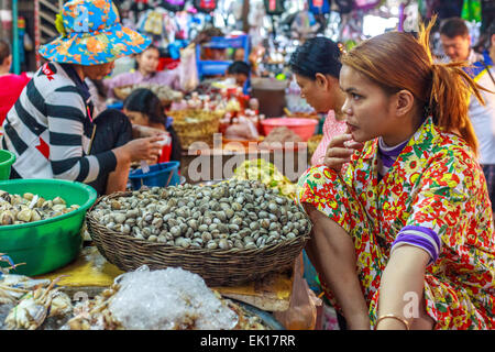 Donna mollusco di vendita al mercato (Siem Reap) Foto Stock