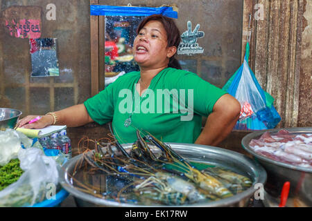 Donna vendono aragoste al mercato (Siem Reap) Foto Stock