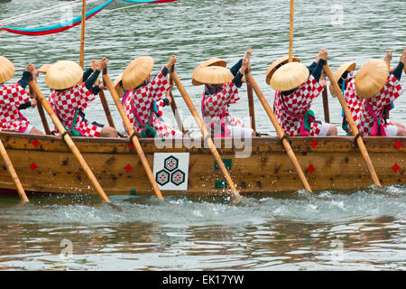 Barca a remi durante Kangen-sai Festival, Miyajima, Giappone Foto Stock