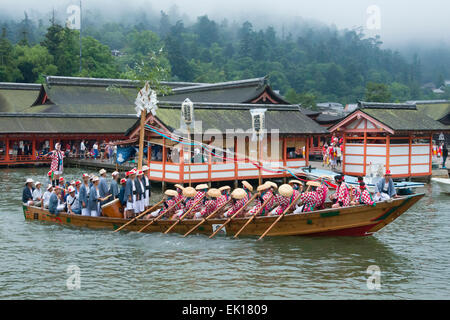 Decorate barca al santuario di Itsukushima durante Kangen-sai Festival , Miyajima, Giappone Foto Stock