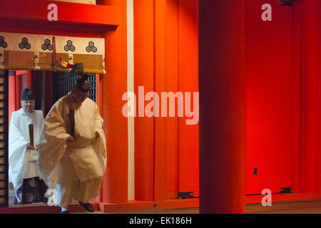 Sacerdoti al santuario di Itsukushima durante Kangen-sai Festival, Miyajima, Giappone Foto Stock