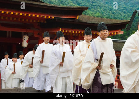 Sacerdoti al santuario di Itsukushima durante Kangen-sai Festival, Miyajima, Giappone Foto Stock