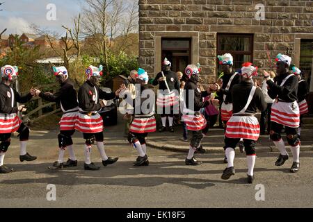 Bacup, Lancashire, Inghilterra, Regno Unito, 4 aprile 2015. Il Britannia Coco-dado ballerini danza il loro modo attraverso le strade di Bacup, Foto Stock