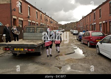 Bacup, Lancashire, Inghilterra, Regno Unito, 4 aprile 2015. Il Britannia Coco-dado ballerini danza il loro modo attraverso le strade di Bacup, Foto Stock