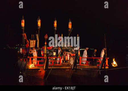 Vista notturna di decorate barca sull'oceano durante l'Kangen-sai Festival, Miyajima, Giappone Foto Stock