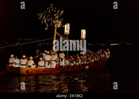 Vista notturna di barca a remi durante Kangen-sai Festival, Miyajima, Giappone Foto Stock