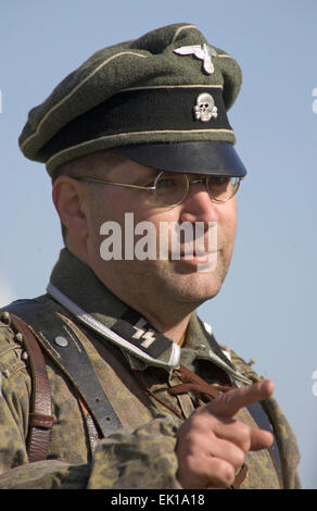 Re- enactor nel Terzo Reich la II Guerra Mondiale SS (Schutzstaffel) uniformi durante un weekend di raccolta in Ohio, Stati Uniti d'America. Foto Stock