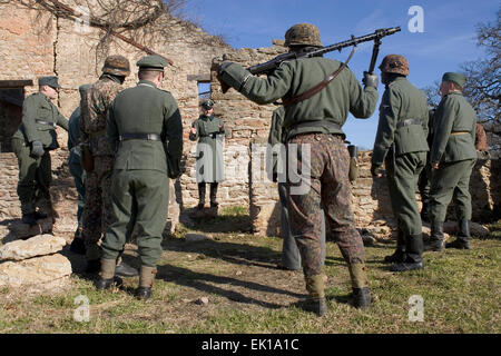 Re-enactors nel Terzo Reich la II Guerra Mondiale SS (Schutzstaffel) uniformi durante un weekend di raccolta in Ohio, Stati Uniti d'America. Foto Stock