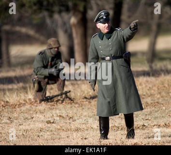 Re-enactors nel Terzo Reich la II Guerra Mondiale SS (Schutzstaffel) uniformi durante un weekend di raccolta in Ohio, Stati Uniti d'America. Foto Stock