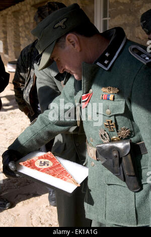 Re-enactors nel Terzo Reich la II Guerra Mondiale SS (Schutzstaffel) uniformi durante un weekend di raccolta in Ohio, Stati Uniti d'America. Foto Stock