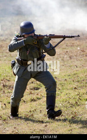 Ri-enactor nel Terzo Reich la II Guerra Mondiale SS (Schutzstaffel) uniformi durante un weekend di raccolta in Ohio, Stati Uniti d'America. Foto Stock