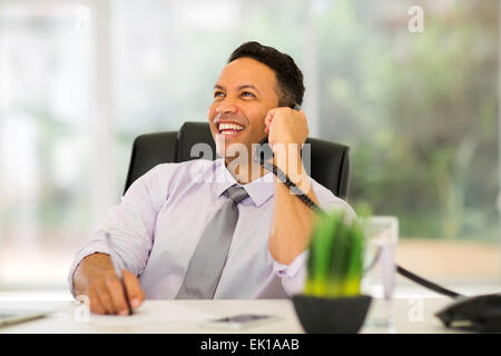 Coppia uomo d affari parlando al telefono i numeri fissi in ufficio moderno Foto Stock