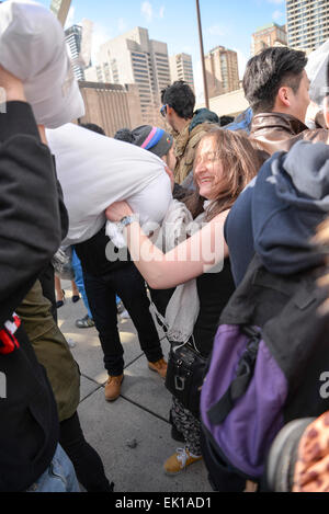 Toronto, Canada. Il 4 aprile, 2015. Centinaia di Torontonians combatte con cuscino sul cuscino internazionale lotta giorno a Toronto City Hall il 4 aprile 2015. Credito: NISARGMEDIA/Alamy Live News Foto Stock