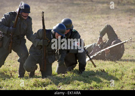 Re-enactors nel Terzo Reich la II Guerra Mondiale SS (Schutzstaffel) uniformi durante un weekend di raccolta in Ohio, Stati Uniti d'America. Foto Stock