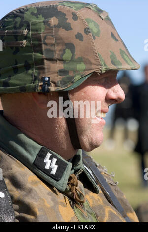 Ri-enactor nel Terzo Reich la II Guerra Mondiale SS (Schutzstaffel) uniformi durante un weekend di raccolta in Ohio, Stati Uniti d'America. Foto Stock