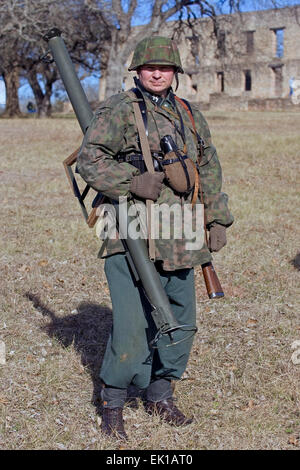 Ri-enactor nel Terzo Reich la II Guerra Mondiale SS (Schutzstaffel) uniformi durante un weekend di raccolta in Ohio, Stati Uniti d'America. Foto Stock