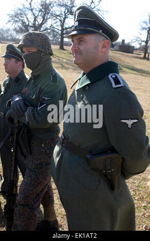 Re-enactors nel Terzo Reich la II Guerra Mondiale SS (Schutzstaffel) uniformi durante un weekend di raccolta in Ohio, Stati Uniti d'America. Foto Stock