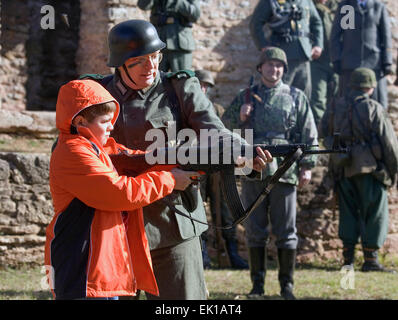 Ri-enactor nel Terzo Reich la II Guerra Mondiale SS (Schutzstaffel) uniformi durante un weekend di raccolta in Ohio, Stati Uniti d'America. Foto Stock