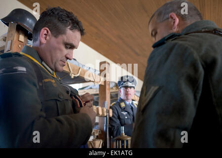 Re-enactors nel Terzo Reich la II Guerra Mondiale SS (Schutzstaffel), esercito e airforce uniformi durante un weekend di raccolta in Ohio, Stati Uniti d'America. Foto Stock