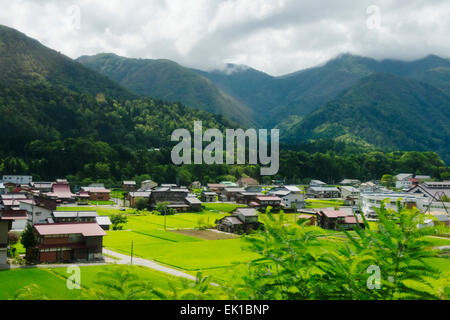 Case di villaggio e i terreni agricoli in montagna, Shirakawa-go, Prefettura di Gifu, Giappone Foto Stock